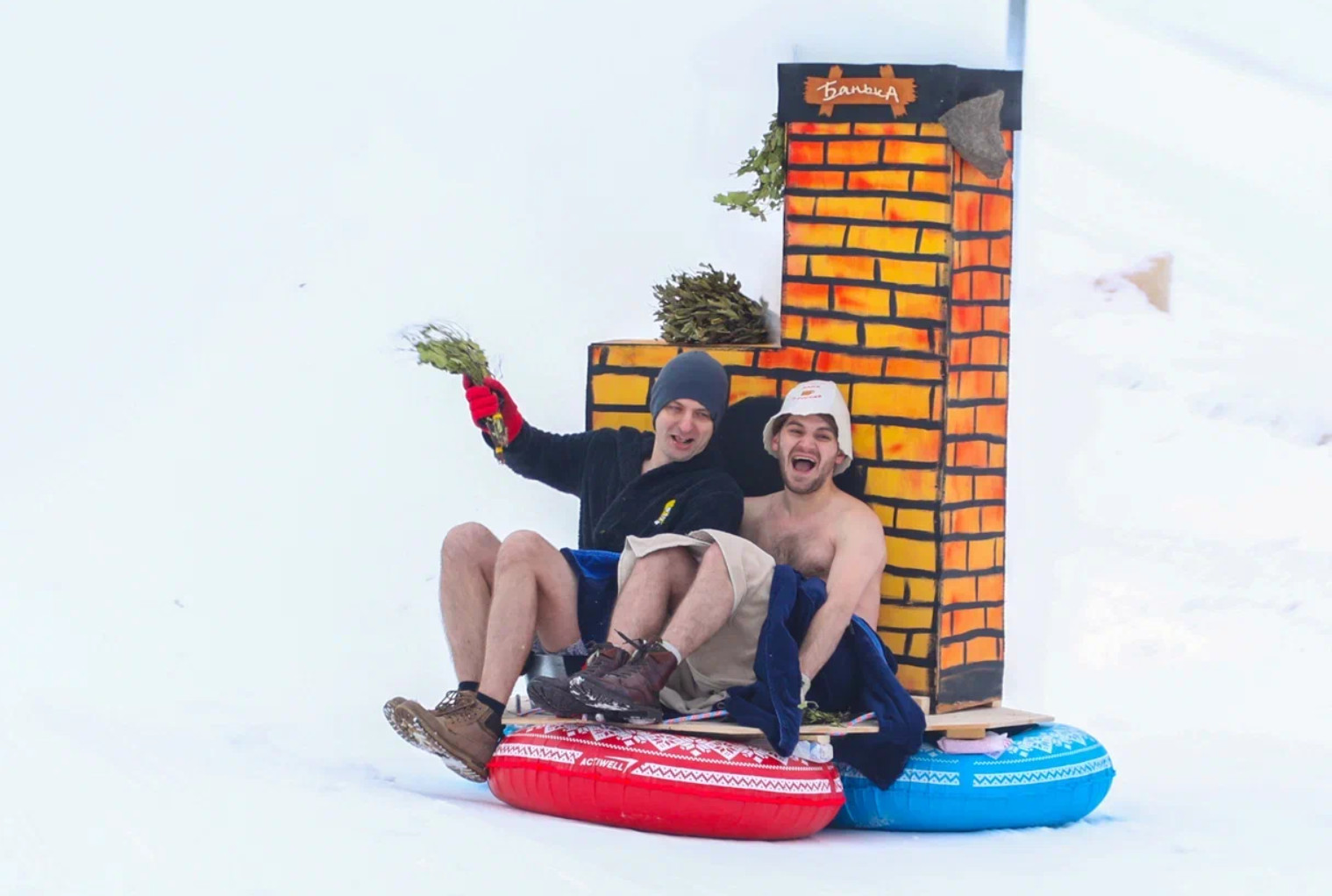 "Ну и чё тут смотреть? Брухлявый флекс": В Москве пройдет фестиваль по скатыванию с горки на самодельных "ватрушках"