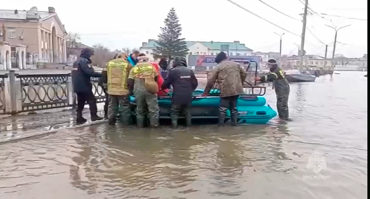 Паводок в Орске Оренбургской области разрушил дамбу и затопил часть города