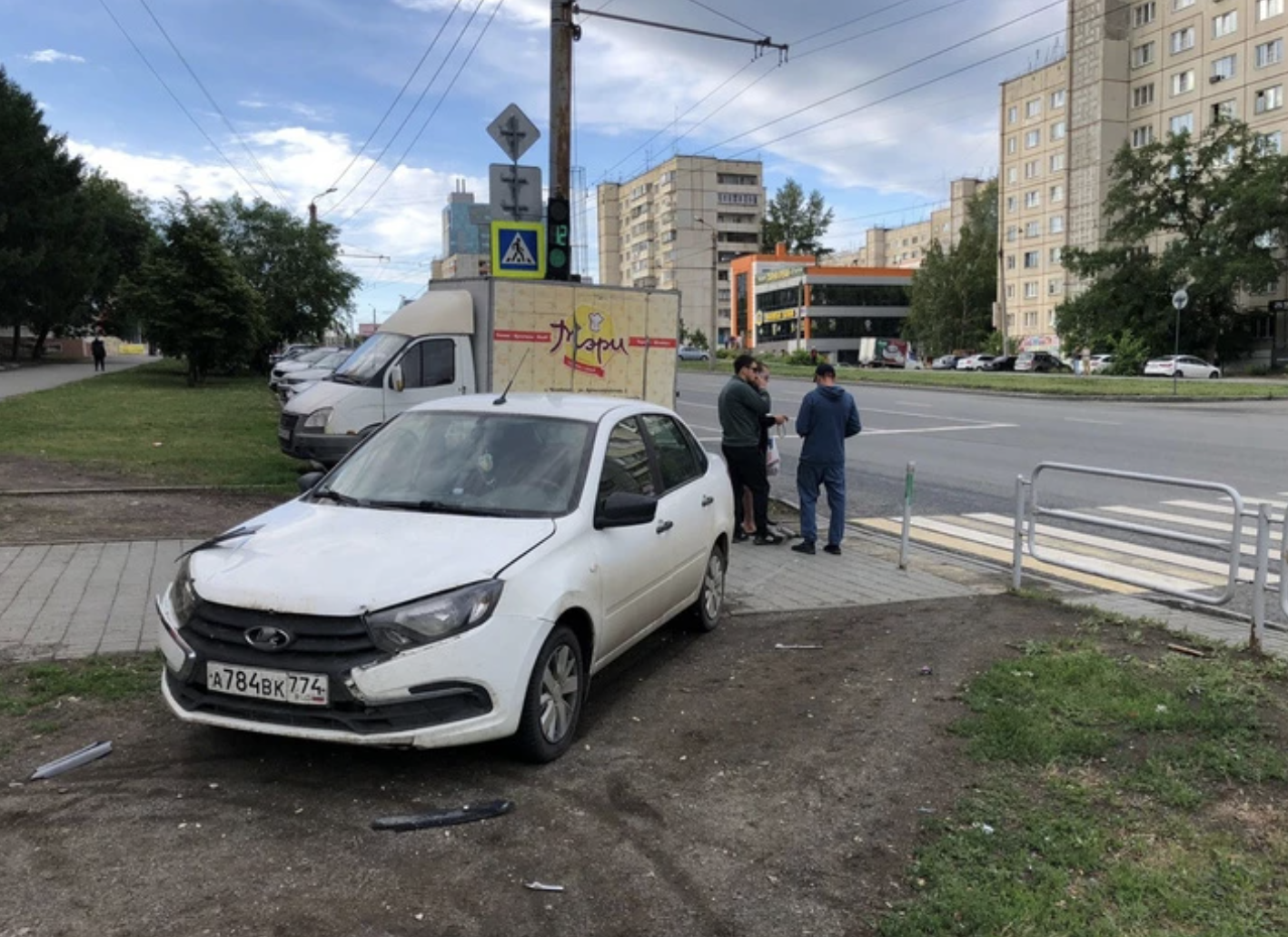 В Челябинске начинающий водитель сбил двух женщин на тротуаре