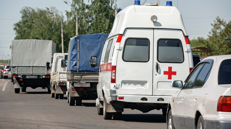 ambulance-stands-traffic-jam-road-heavy-traffic-city_2_.jpg