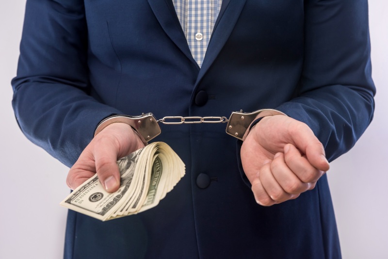 Переплавил драгметалл, взял 100 млн рублей, 12 кг золота и 7 "айфонов": Зачем глава Крымского района хотел сбежать от силовиков на микроавтобусе