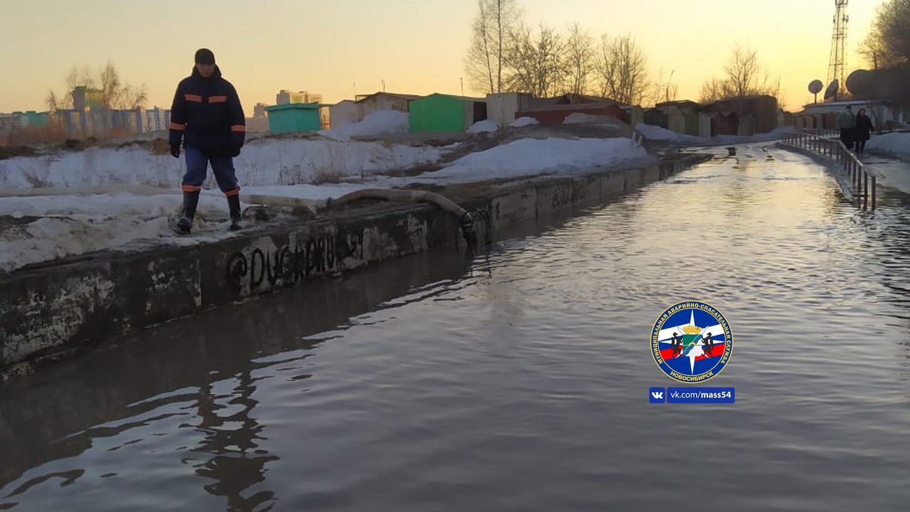 Водопады и озера: Дома и детские площадки топит в Новосибирске талыми водами