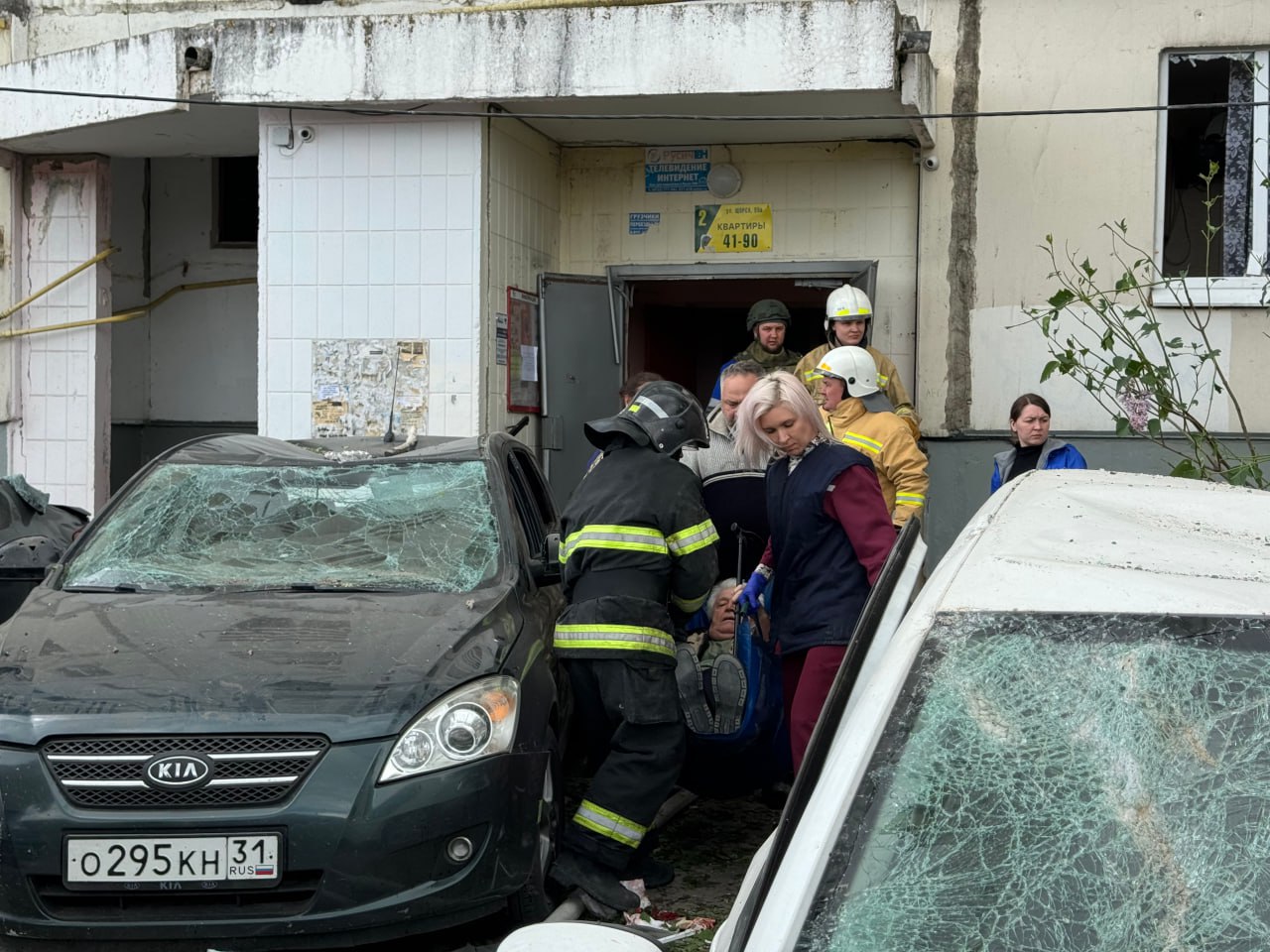 Обрушение подъезда дома в Белгороде после обстрела - под завалами могут  быть люди. Прямая трансляция