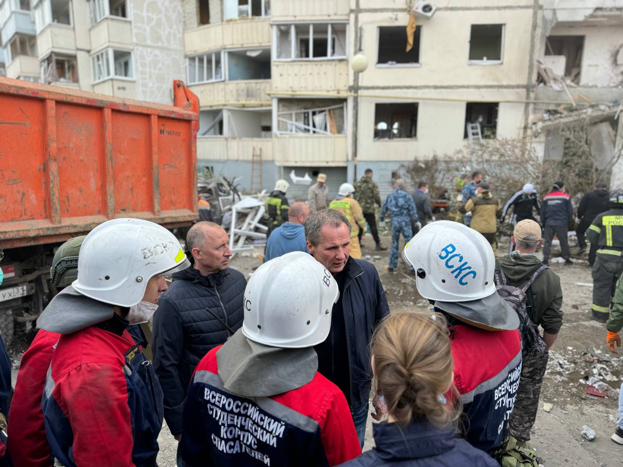 Обрушение подъезда дома в Белгороде после обстрела - под завалами могут  быть люди. Прямая трансляция