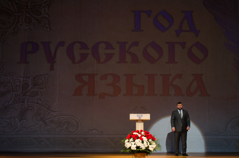 Пожалуйте-с: Почему раньше в конце слова добавляли букву "с"?