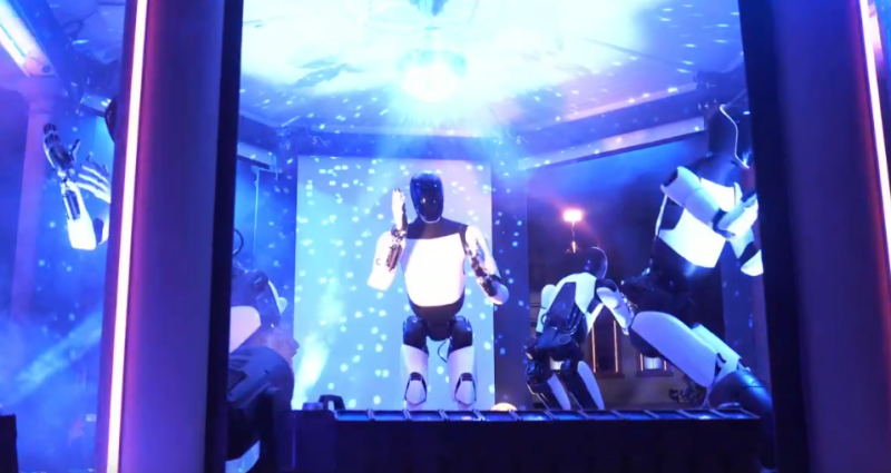 Вышел и упал. Русский робот-андроид насмешил всю страну. А это – катастрофа