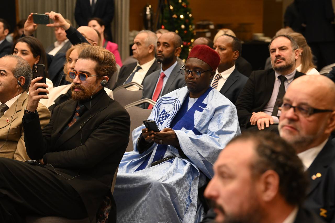 Русофилы против Макрона и Урсулы фонд дер Ляйен: Чтобы не было войны с Россией