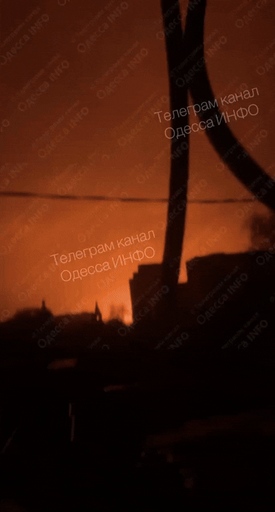 Ни света, ни воды: Одесса горит. Очевидцы показали кадры ударов. Заявление Минобороны - русские ракеты постучали в секретные цели