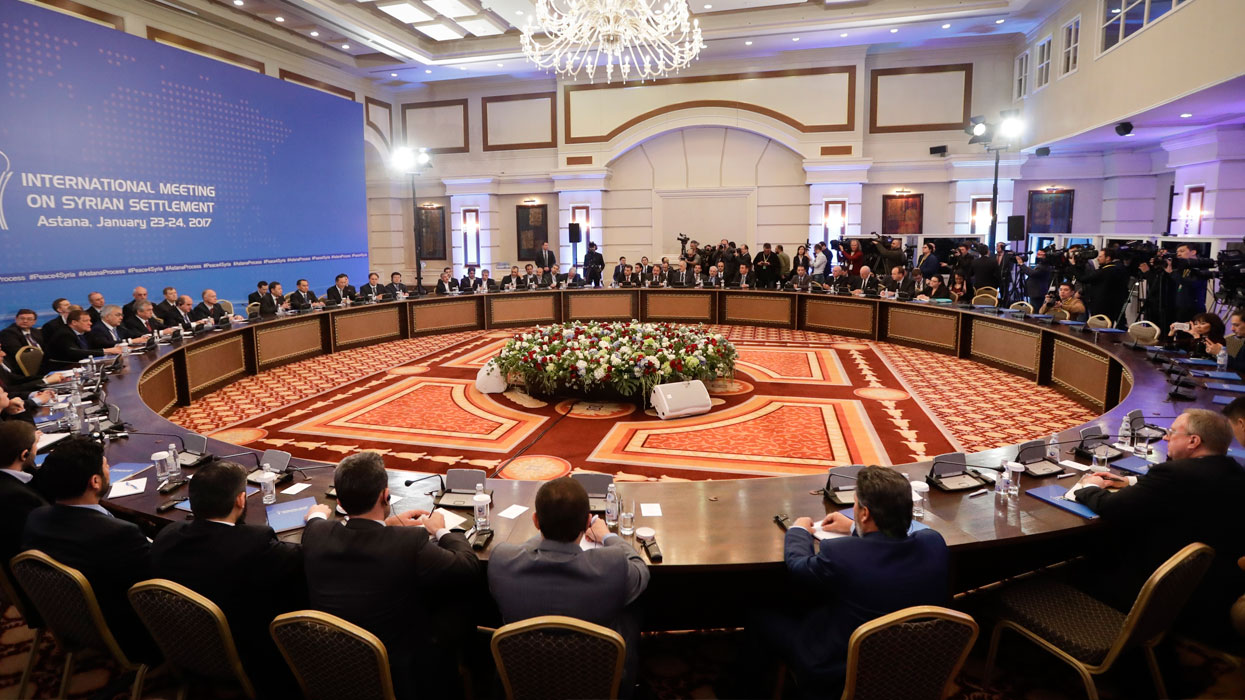 Участники международных переговоров по сирийскому урегулированию в отеле Rixos President Astana.