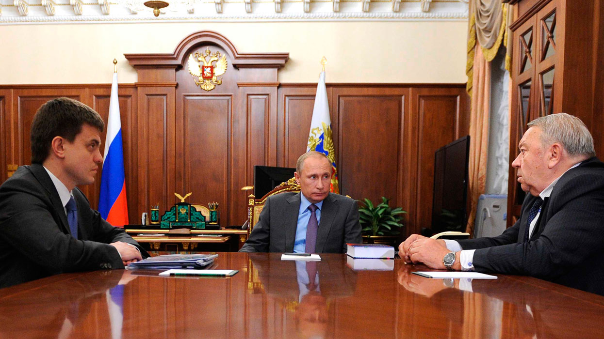  Руководитель Федерального агентства научных организаций Михаил Котюков, президент России Владимир Путин и президент Российской академии наук Владимир Фортов (слева направо) во время встречи в Кремле.