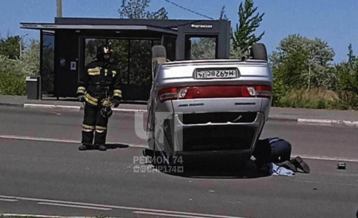 Врезался в знак и перевернулся на крышу: в Челябинске на скорости  опрокинулся ВАЗ-2112