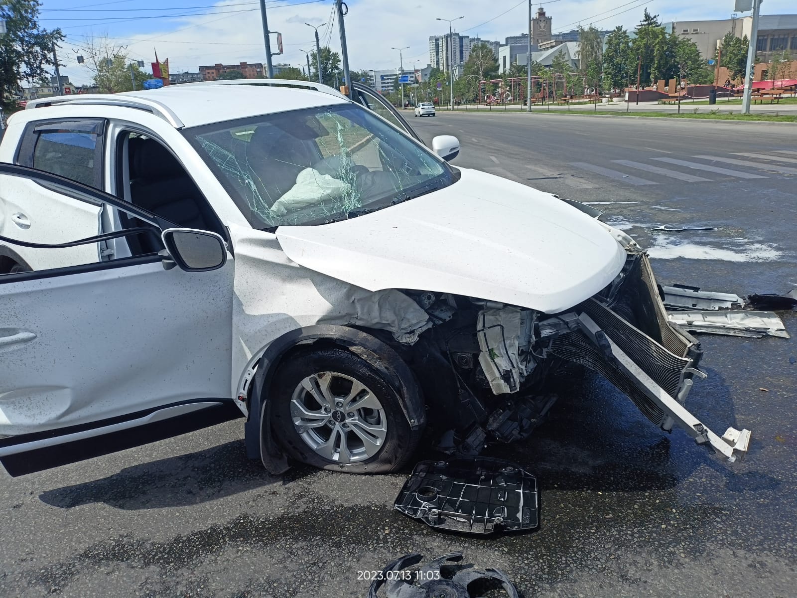 Разбросало по обочинам: в центре Челябинска серьёзное ДТП, столкнулись две  иномарки