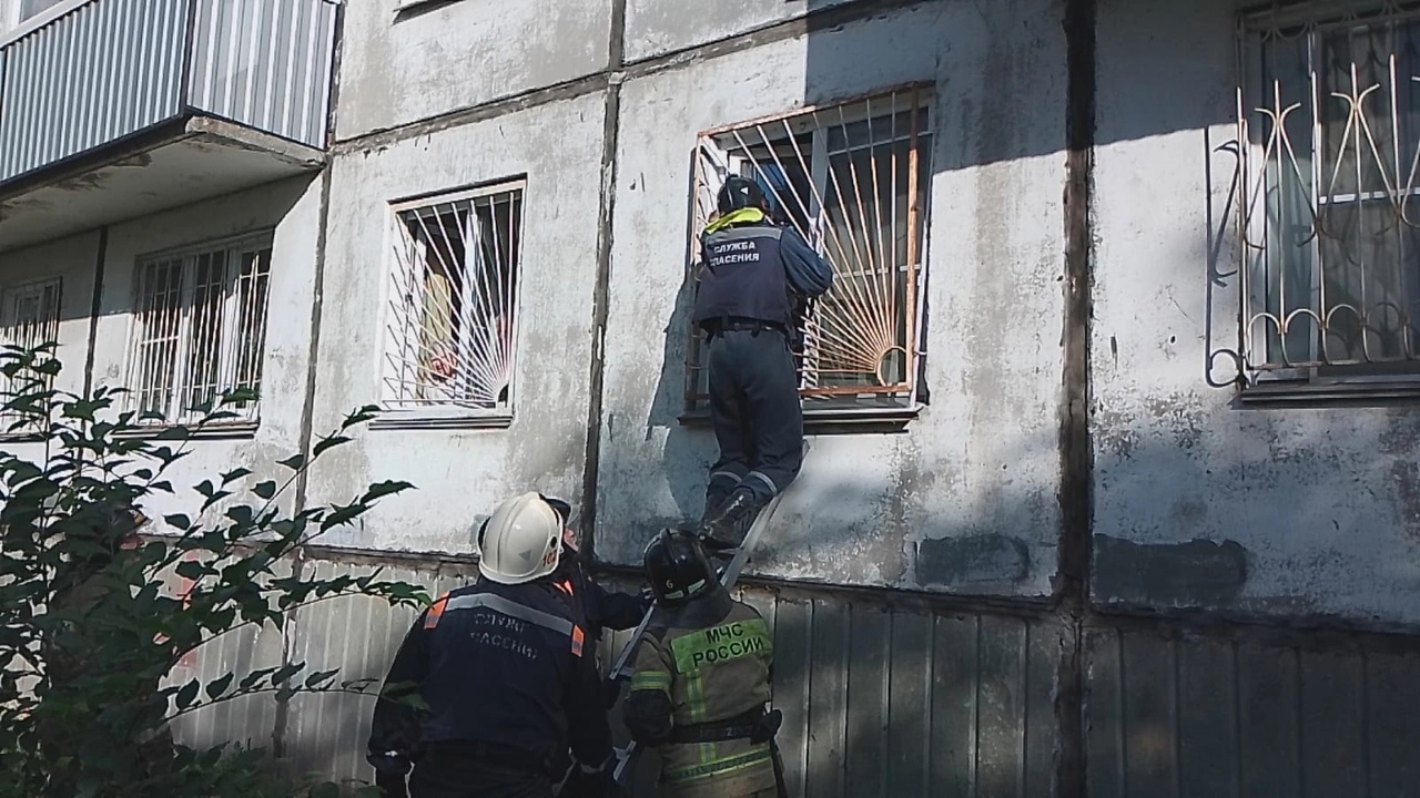 В Челябинске ребёнок наглухо застрял в оконной решётке