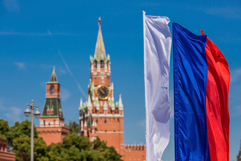 MOSKVA_ROSSIYA_-_IYUN_Gosudarstvennyy_flag_Rossiyskoy_Federacii_na_fone_Spasskoy_bashni_Kremlya_na_Krasnoy_ploshhadi_-_rossiyskiy_trikolor._Prazdnik_-_Den_Rossii._PhotoJuli86_shutterstock_2316692359.jpg