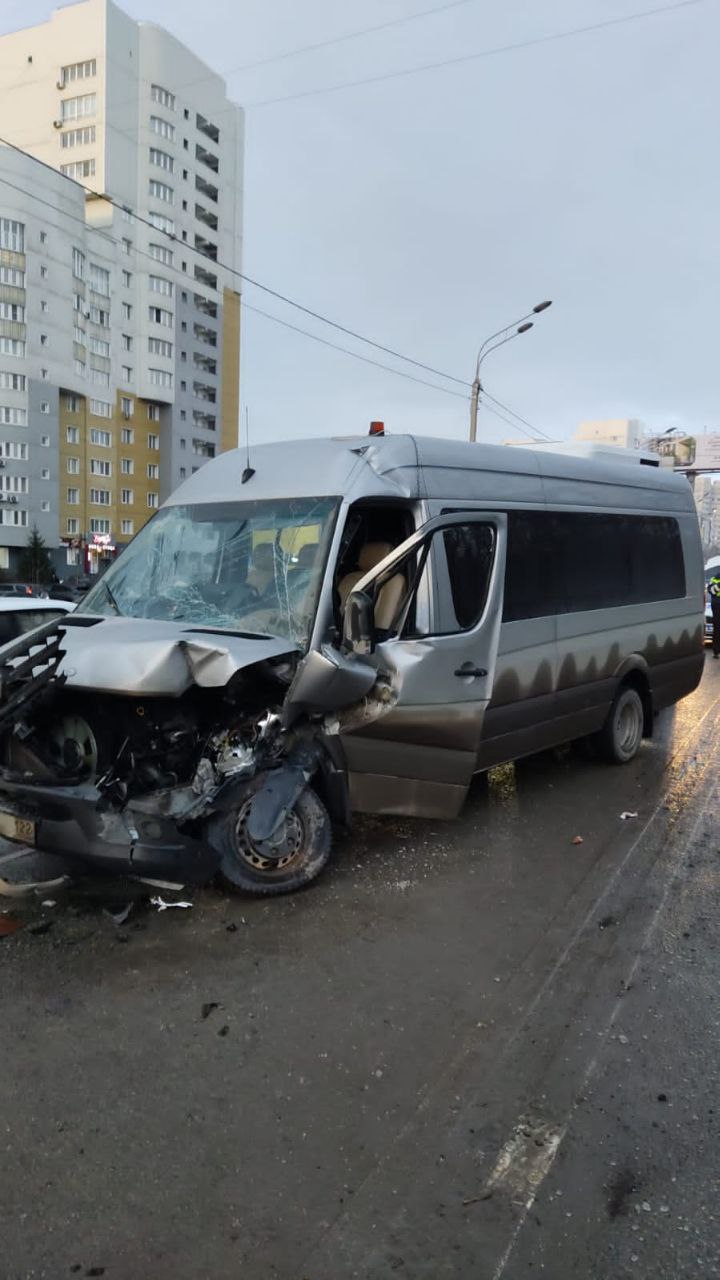 В Барнауле трактор врезался в микроавтобус с детьми