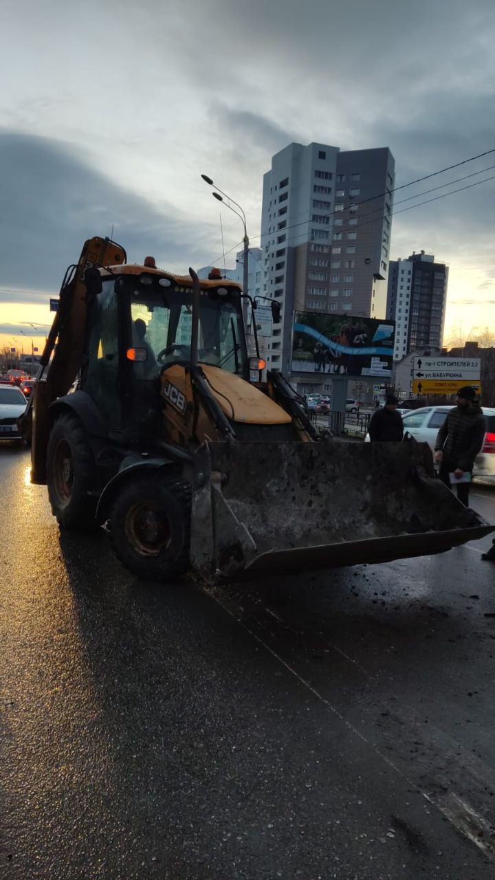 В Барнауле трактор врезался в микроавтобус с детьми