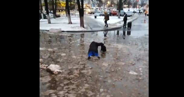 Я упал в лужу по мне стреляли. И по мне стреляли и я упал в лужу.