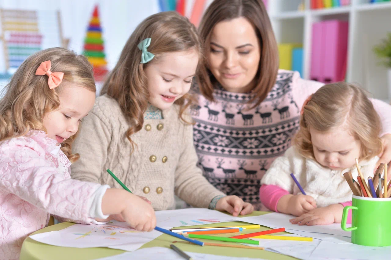 mother-her-three-daughters-drawing-together.jpg