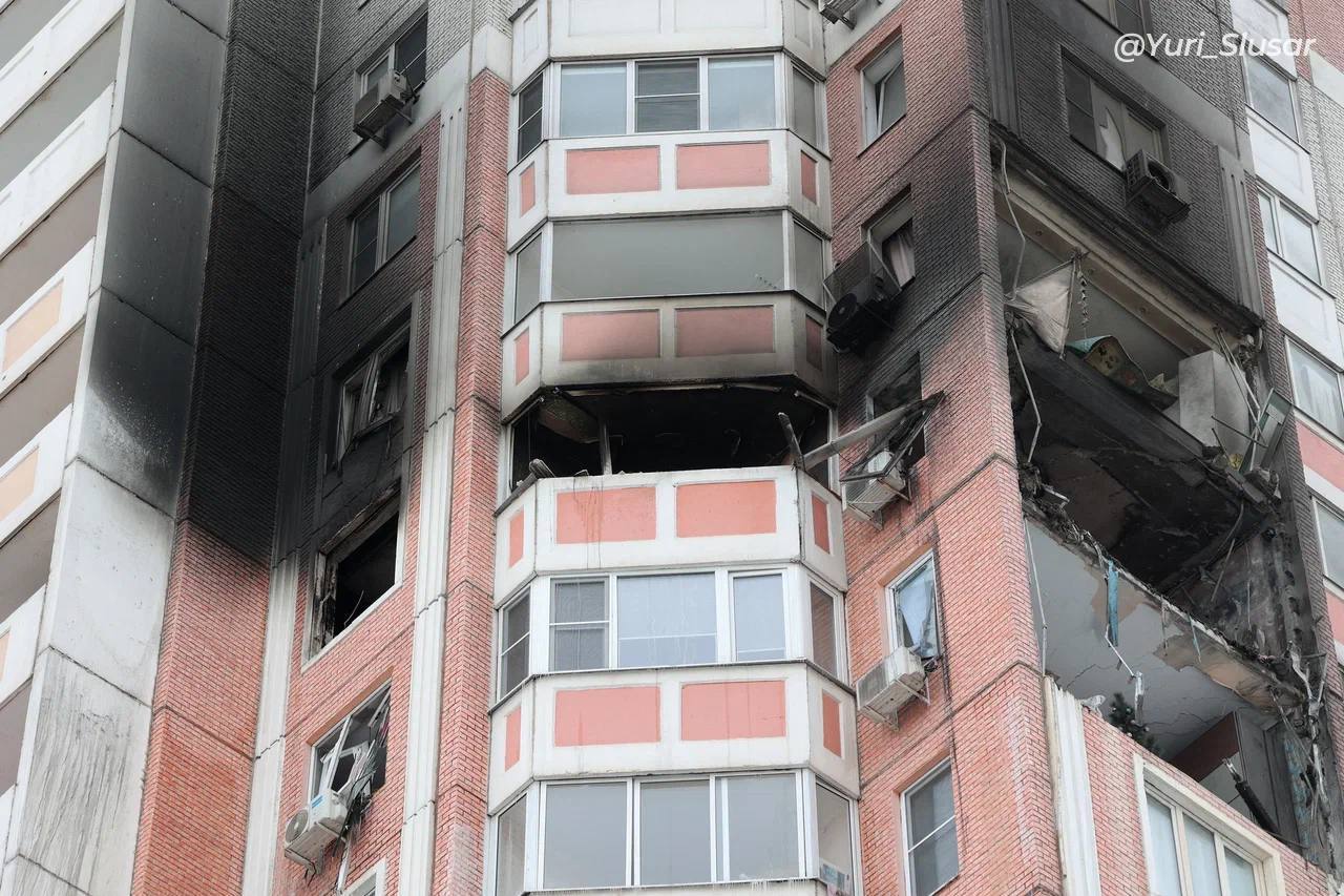 Атака на Ростов: В доме загорелись две квартиры, повылетали стёкла в окнах. Жена погибшего мужчины успела спасти ребёнка
