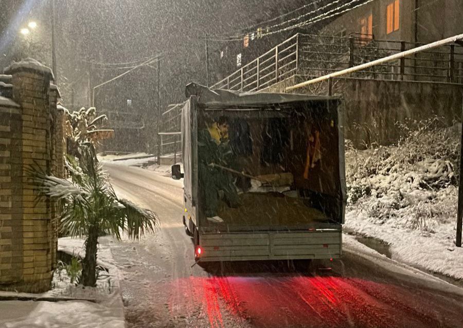 Снег в сочи. Снегопад в красной поляне. Снегопад в сочи. Сочинский дендрарий зимой. Штормовое предупреждение.