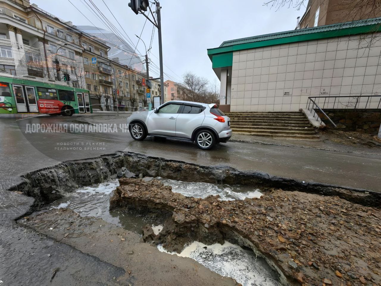 Асфальт начал проваливаться на глазах у жителей Читы после дождя