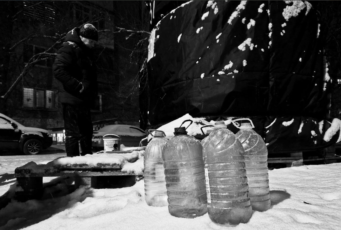 Так долго продолжаться не может. В Донецке настоящая беда. Люди терпят, спасают только "краники"