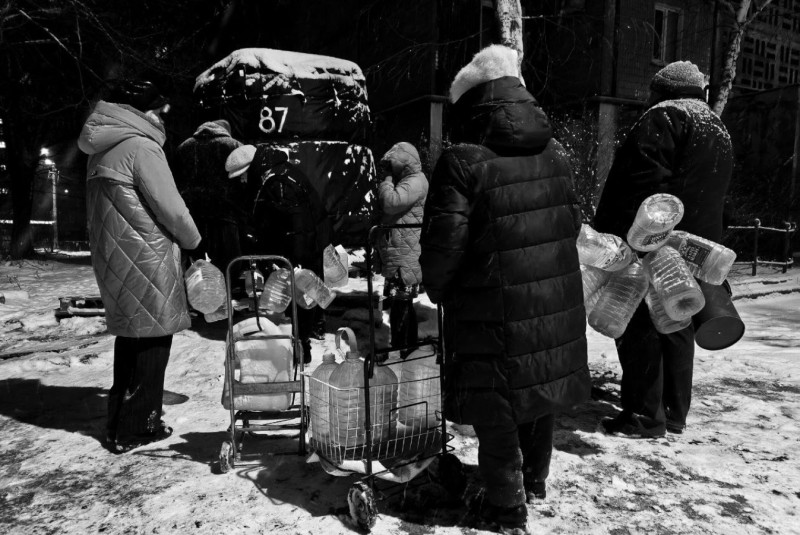 Так долго продолжаться не может. В Донецке настоящая беда. Люди терпят, спасают только "краники"