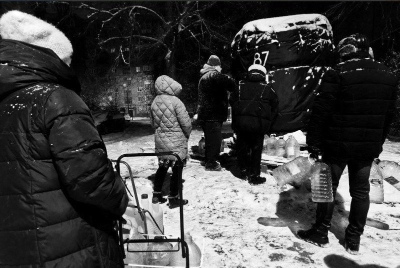 Так долго продолжаться не может. В Донецке настоящая беда. Люди терпят, спасают только "краники"