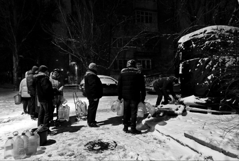 Так долго продолжаться не может. В Донецке настоящая беда. Люди терпят, спасают только "краники"