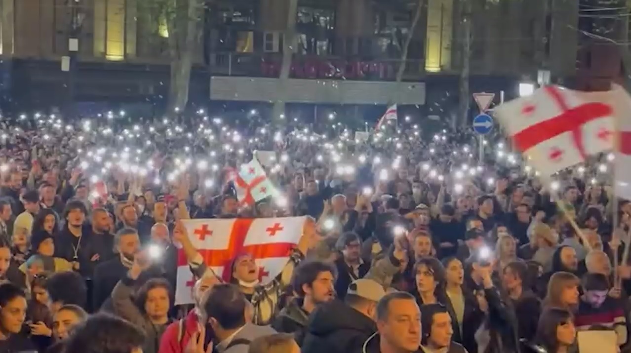 Грузинский майдан: Пощёчина в центре Тбилиси. Противники достали радужные  флажки