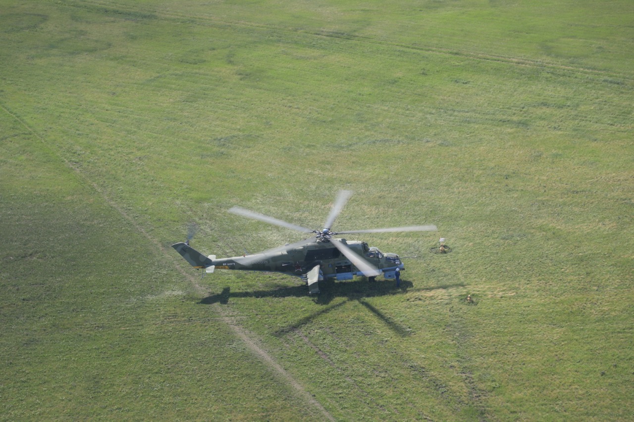 За 7 часов вертолет пролетел на 720. Боевые вертолеты. Вертолетная площадка. Вертолетная площадка под ми8. Вертолет летает на небе.