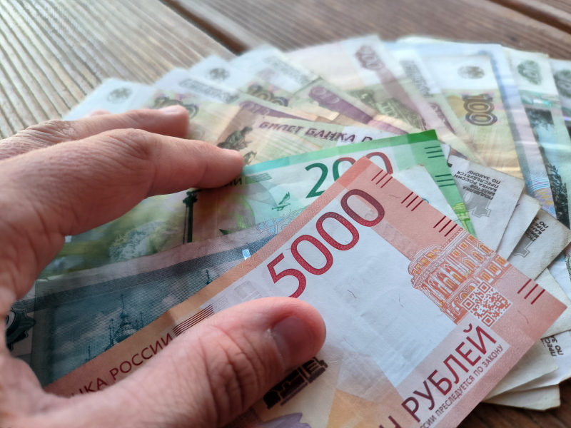 Триллионы рублей лежат мёртвым грузом, а в России повышают налоги. Что происходит?