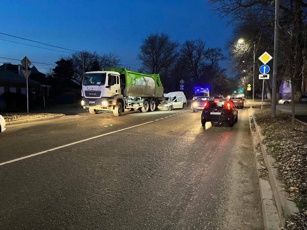 В Ростове-на-Дону легковая машина насмерть сбила грузчика мусоровоза 15  декабря