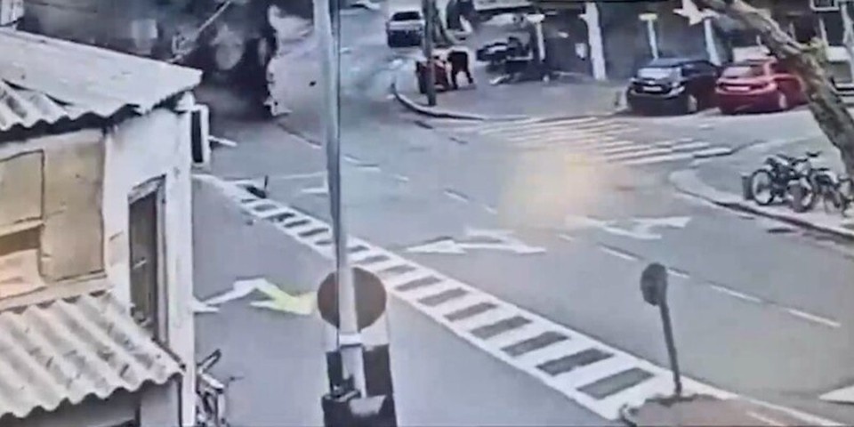Взрыв рядом с людьми: В Тель-Авиве камеры сняли падение кассетной бомбы