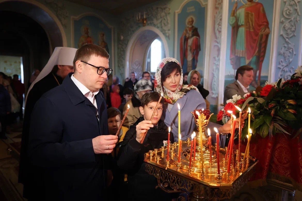 Губернатор Алексей Текслер с семьей принес в храм пасхальные угощения