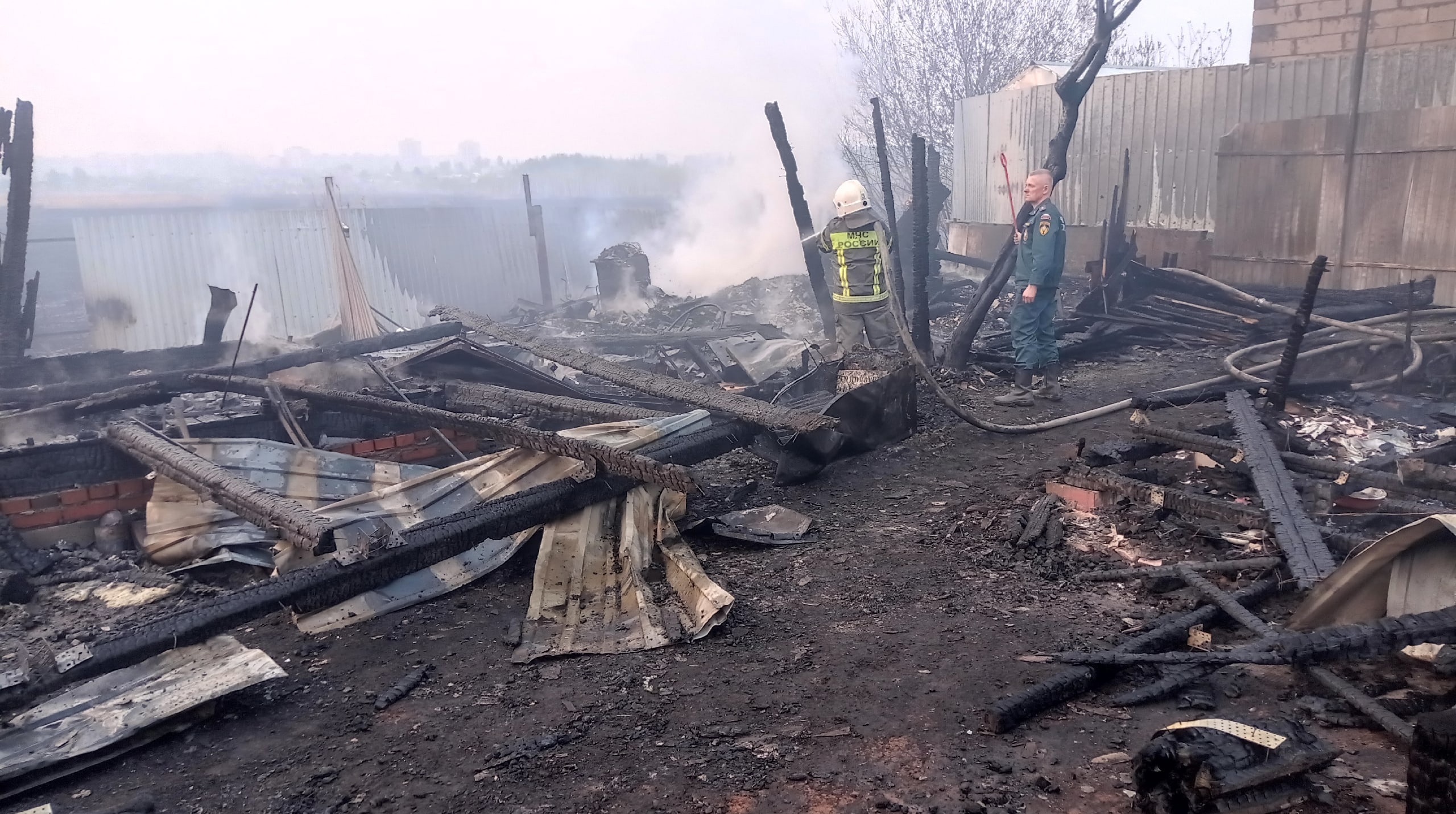 Владельцы сгоревших дач в Озёрске остались без домов и денег