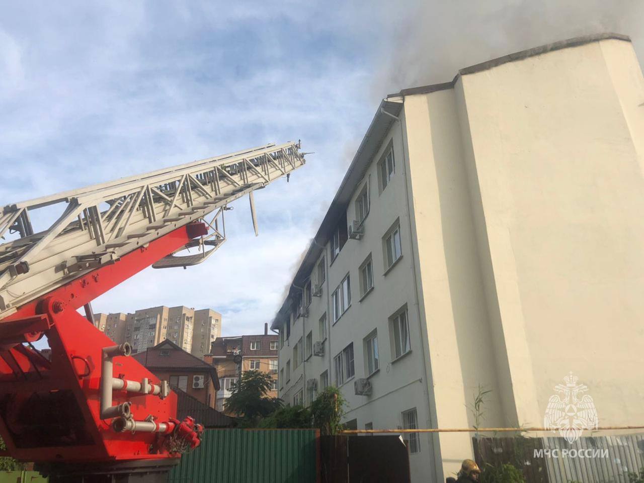 Появились фото и видео крупного пожара в жилом доме в Ростове