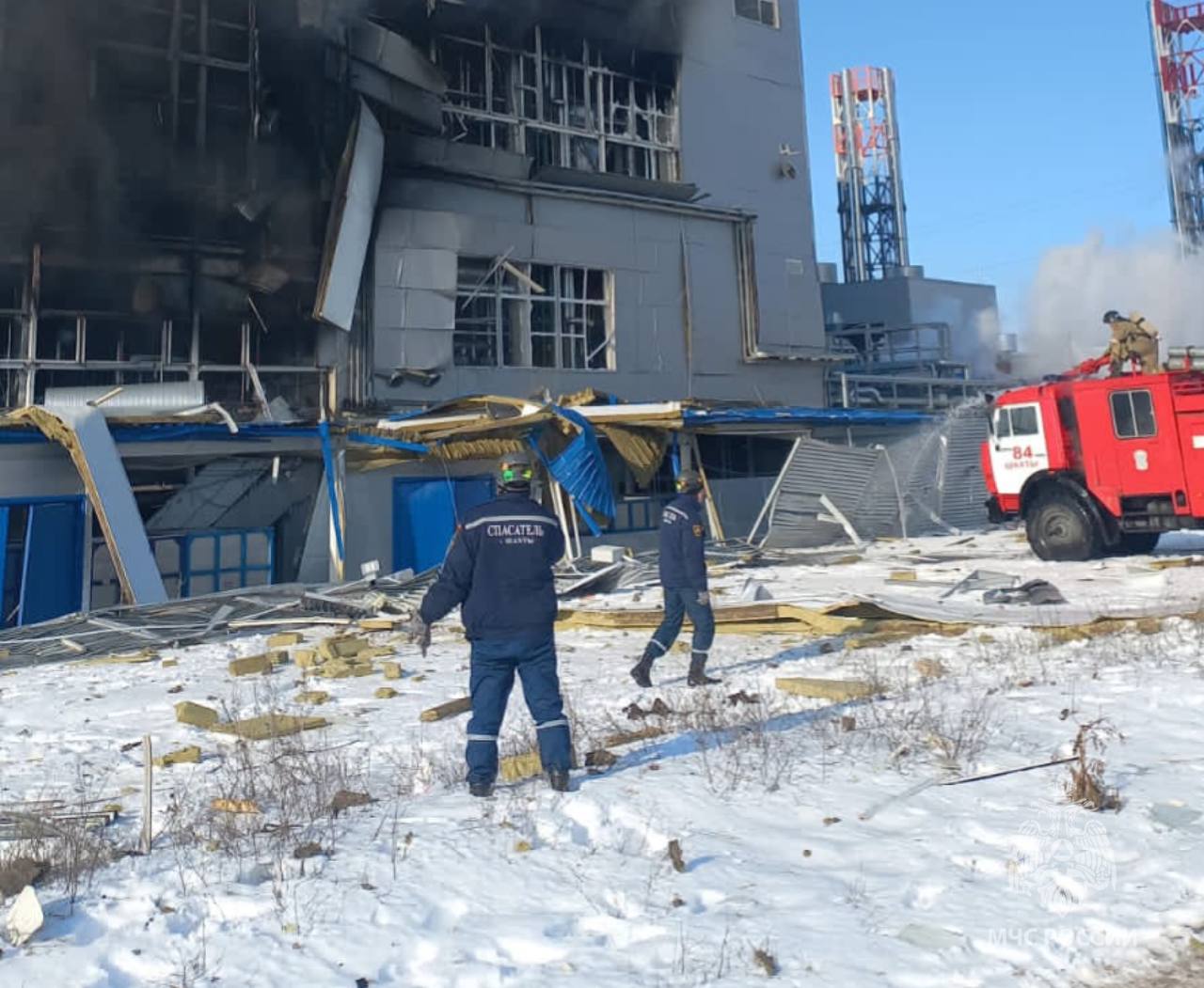 Появились фото и видео с места пожара на полиэфирном заводе в Шахтах 17