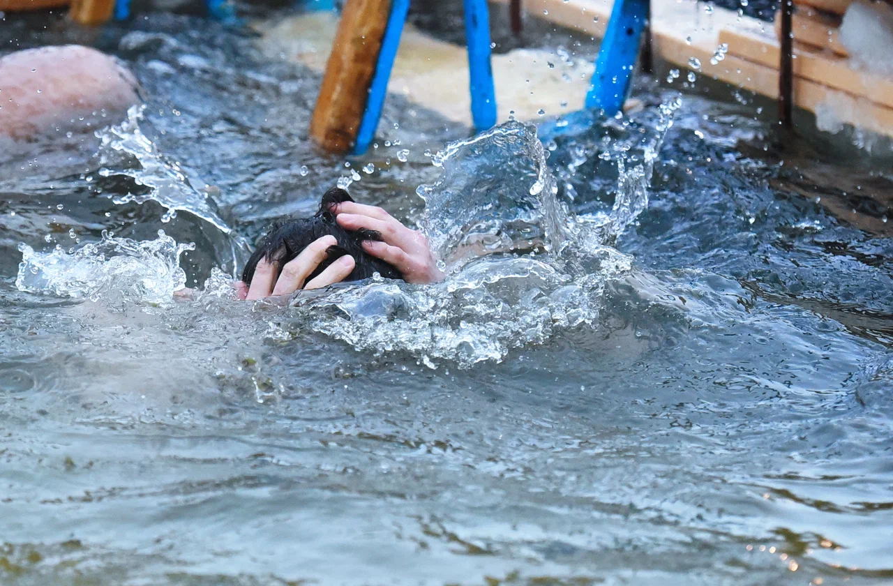 Попросить воду. Фото топ очищает воду. Люди очищают воду фото красивое фото. Абсурдные фото чистят воду. Люди чистят воду.