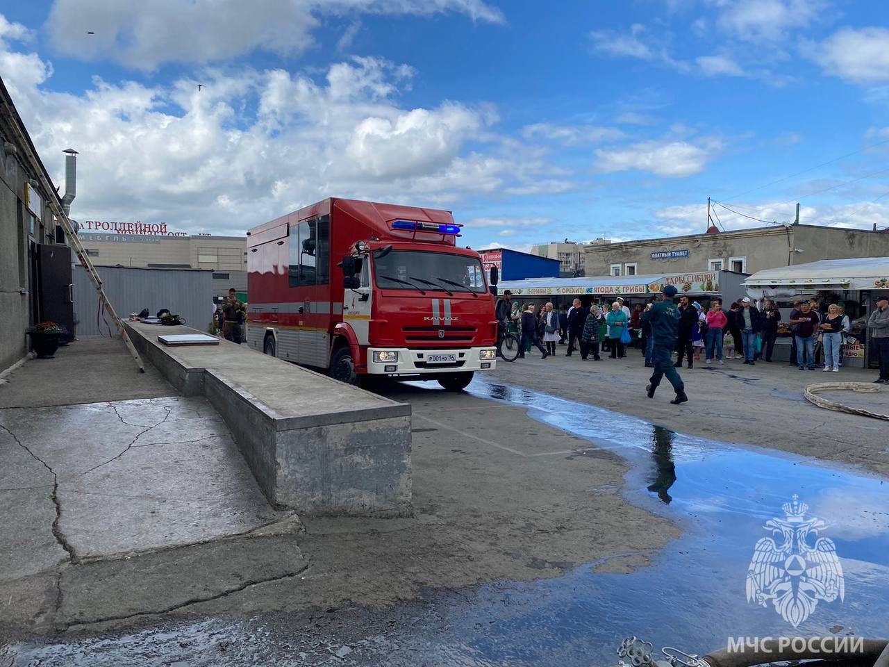 В Новосибирске загорелось здание Ленинского рынка