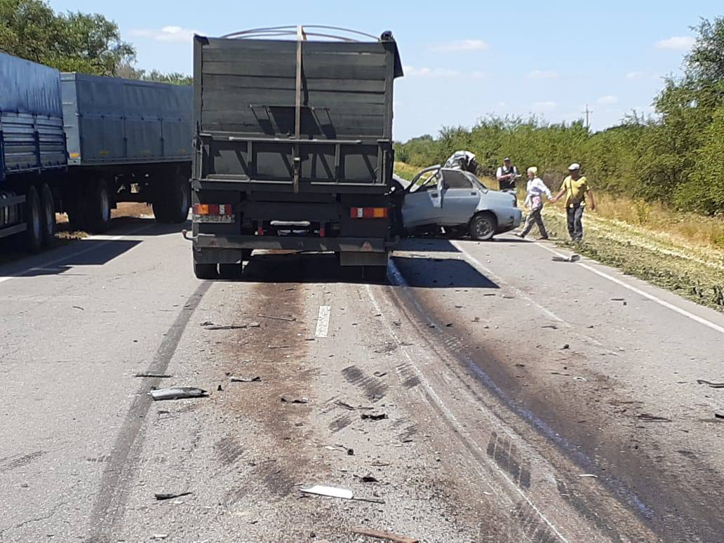 В ДТП в Ростовской области водитель погиб после столкновения с грузовиком.  Фото с места