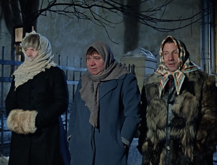 Почему мы каждый год 31 декабря смотрим, как другие ходят в баню и меняют профессию?