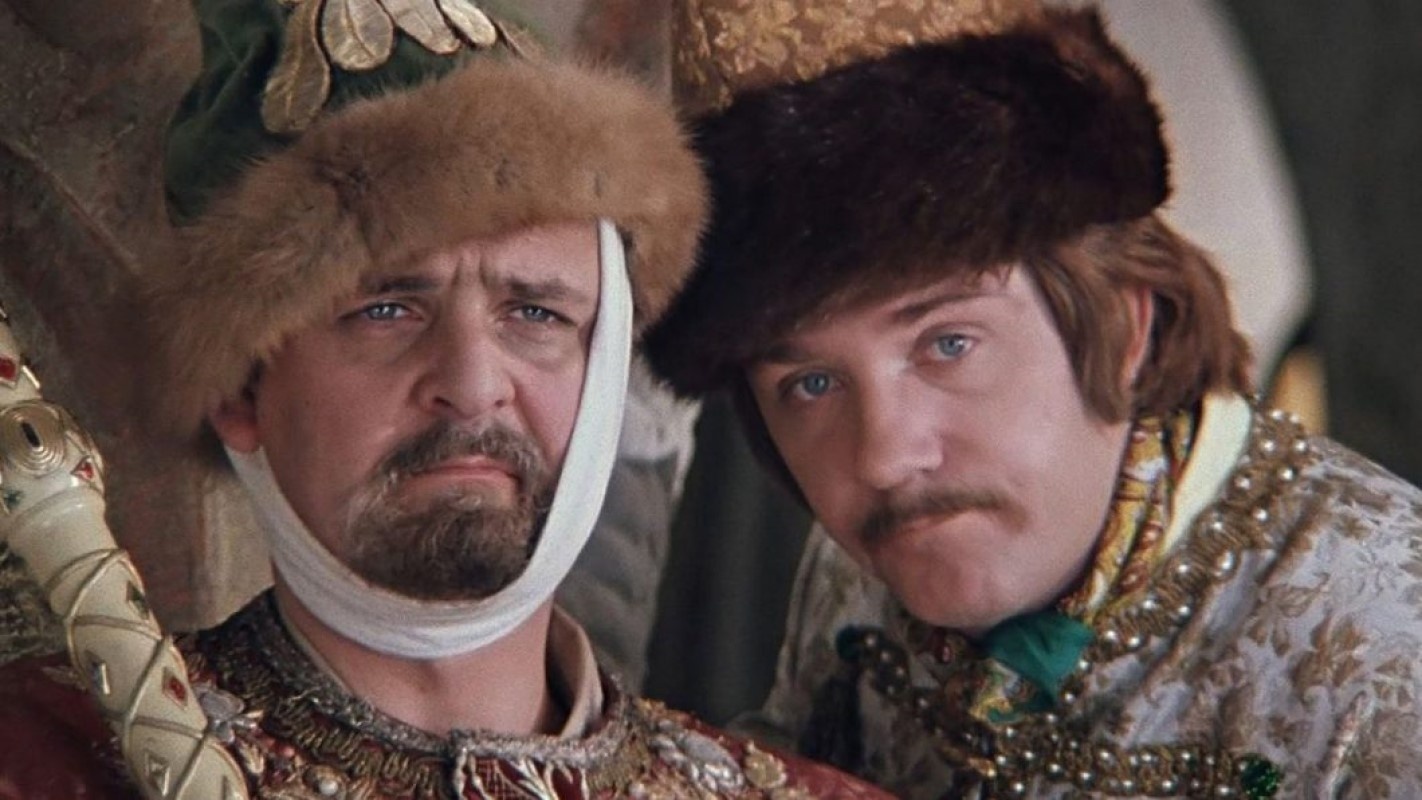 Почему мы каждый год 31 декабря смотрим, как другие ходят в баню и меняют профессию?