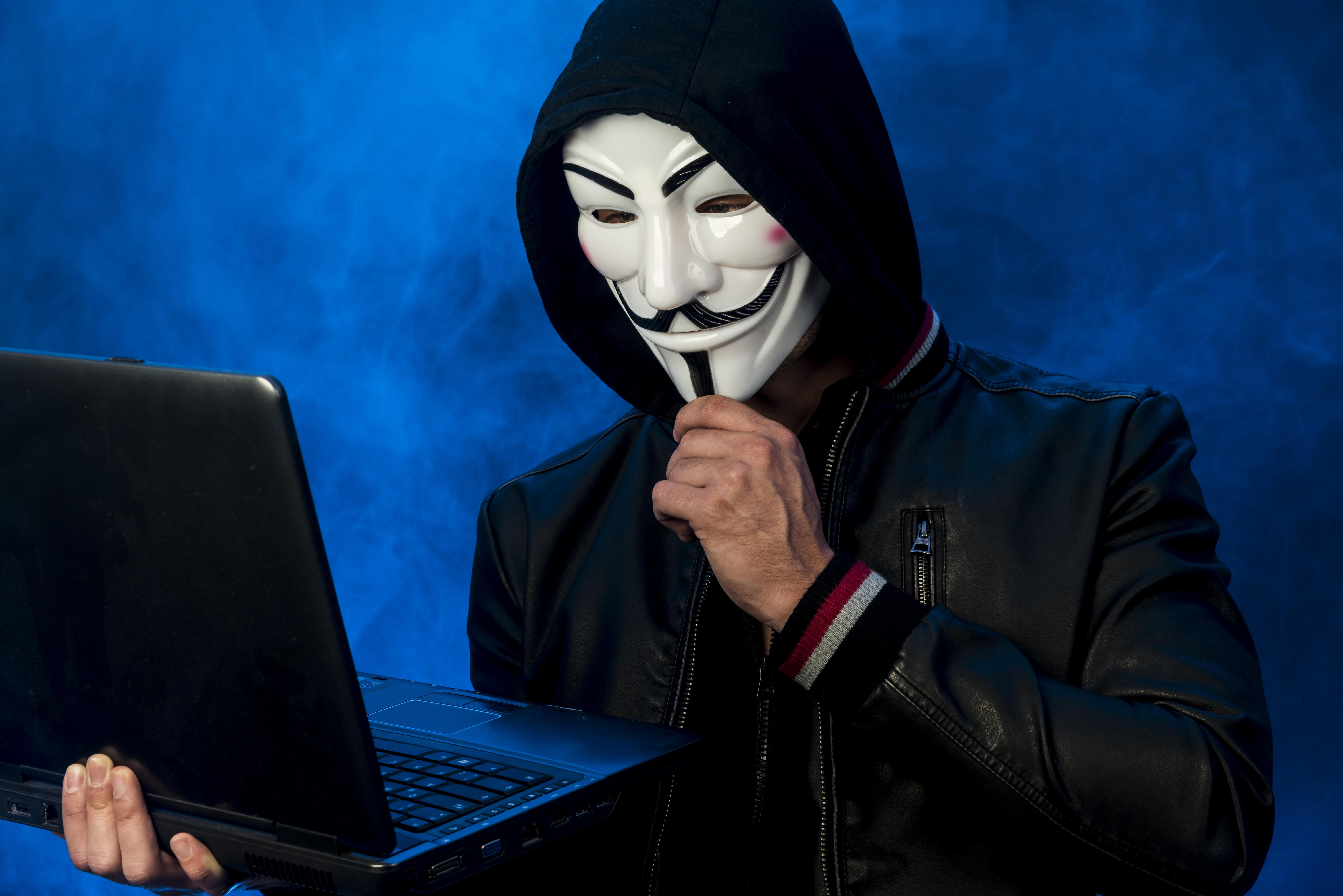 Анонимные объявления masked. Хакер в маске Анонимуса.
