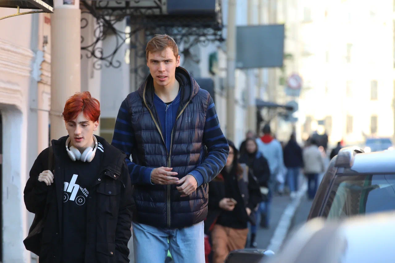 "Зумеры не ленятся, а выживают": На Западе назвали пять причин, почему "поколение Z" докатилось до такой "трудной жизни"