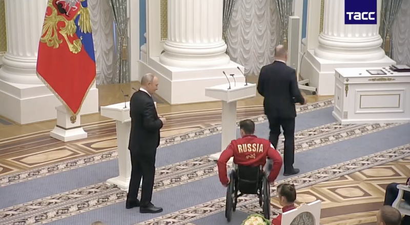 Путин встал на одно колено перед особым награждением