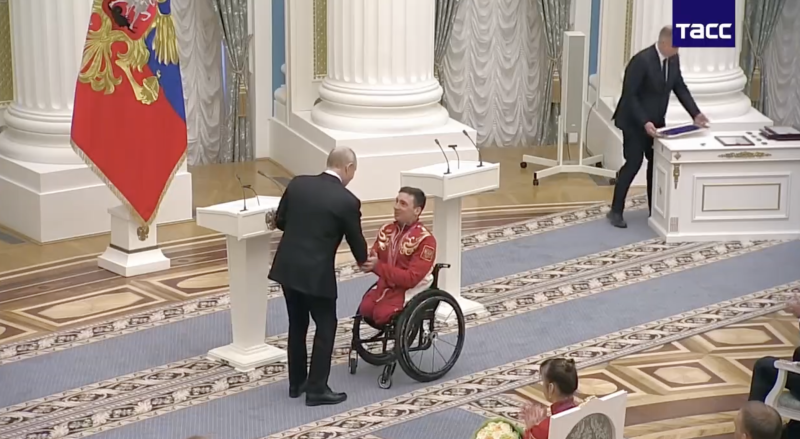 Путин встал на одно колено перед особым награждением