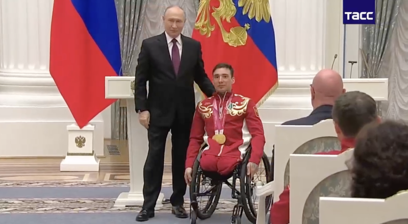 Путин встал на одно колено перед особым награждением