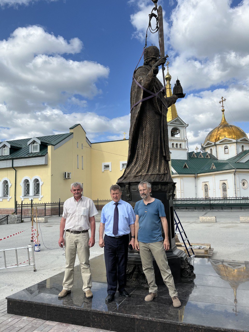 В Новосибирске около Вознесенского собора установили памятник Николаю  Чудотворцу