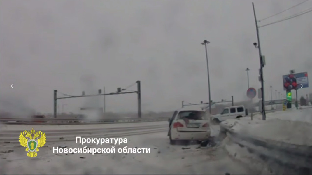 К пострадавшим даже не приблизился: Бизнесмен на "Гелике" протаранил микроавтобус с детьми. Спасать уже было некого